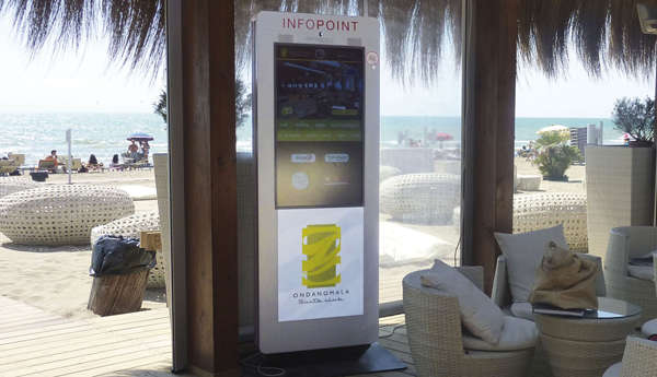 Totem Touch Screen 20'' posizionati in 11 Centri Ondanomala Beach Club di Roma